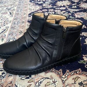 Miz Mooz Mallorie Ankle Booties Black Soft Leather Ruched Dual Zippers size 39
